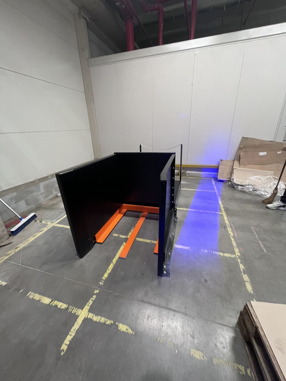 Instalacija mašine za zamenu paleta u proizvodnom pogonu